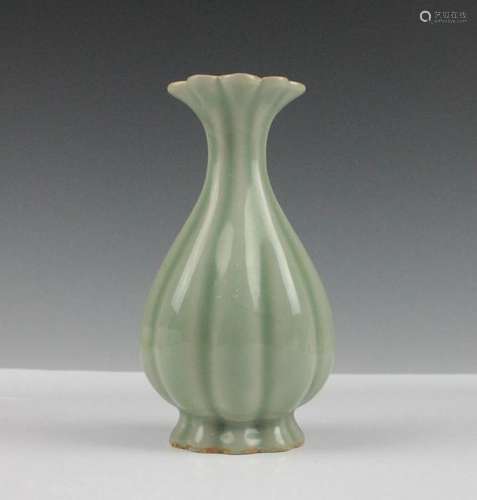 CHINESE CELADON GLAZED PORCELAIN VASE