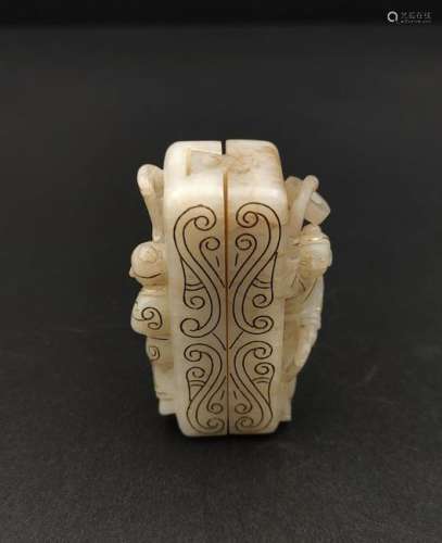 CHINESE WHITE JADE FIGURAL PENDANT WITH GILT WIRIN
