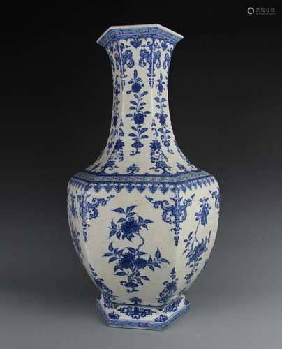 CHINESE BLUE WHITE FOLIAGE PORCELAIN VASE