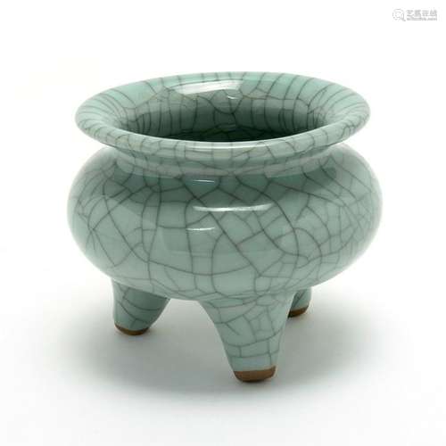 Chinese Guan Type Crackle Glazed Tripod Censer