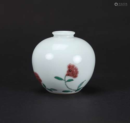 A Chinese Wu-Cai Glazed Porcelain Jar