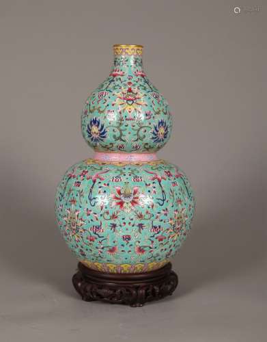 A Chinese Green Ground Famille-Rose Porcelain Double Gourd Vase
