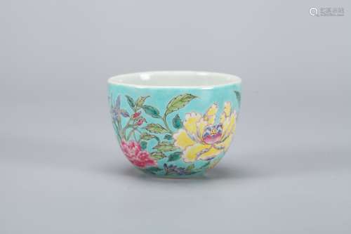 A Chinese Green Ground Famille-Rose Porcelain Cup