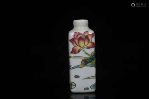 A Chinese Famille-Rose Porcelain Snuff Bottle