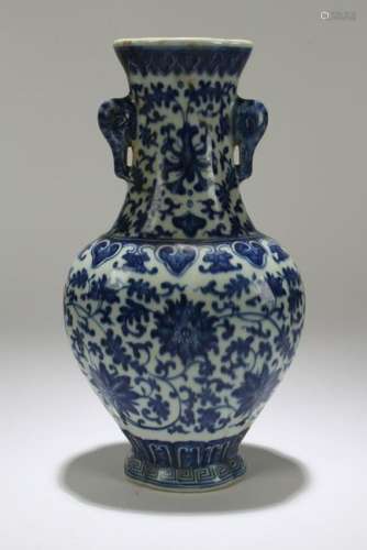 A Chinese Duo-handled Estate Blue and White Porcelain