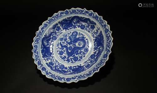 A Chinese Blue and White Dragon-decorating Porcelain