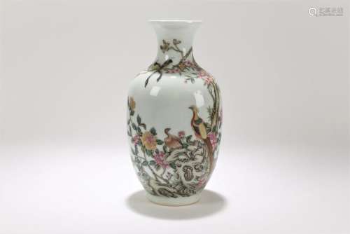 A Chinese Detailed Nature-sceen Porcelain Vase Display