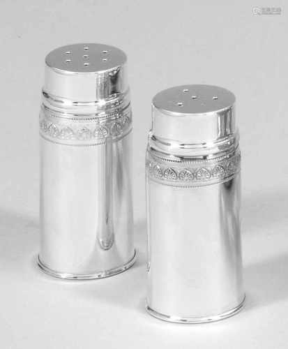 Paar Salz- und PfefferstreuerZylindrischer, an der Schulter von einem Blattfries gerahmter Korpus.