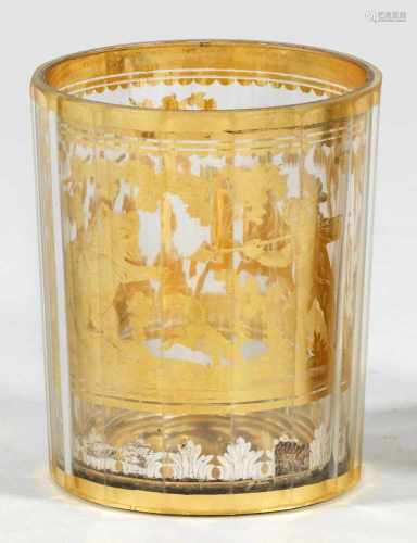 Zwischengoldbecher mit BärenjagdszeneFarbloses Glas mit Facettenschliff; Gold- und Silberfolie mit