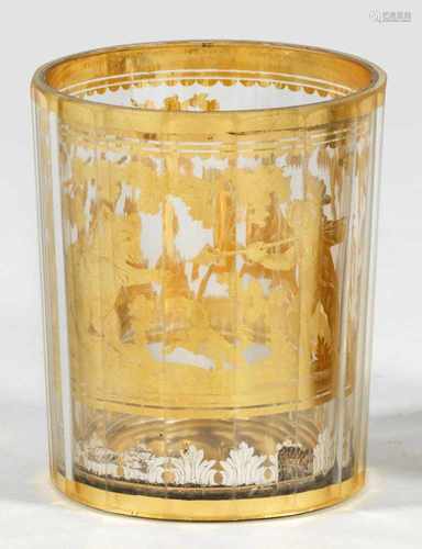 Zwischengoldbecher mit BärenjagdszeneFarbloses Glas mit Facettenschliff; Gold- und Silberfolie mit