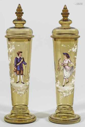 Paar Historismus-DeckelpokaleOlivgrünes Glas. Stangenform mit glockenförmig ausgestelltem Fuß,