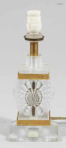 Lalique-Tischlampenfuß1-flg.; Farbloses, satiniertes Glas, vergoldetes Messing. Pfeilerschaft mit