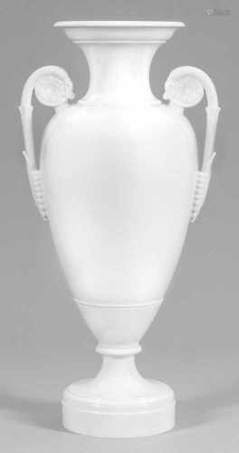 Große Schinkel-Vase mit RosettenhenkelnWeißporzellan. Amphorenförmiger Korpus auf profiliertem