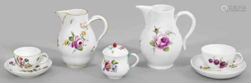 Porzellan-Konvolut mit Blumendekor5-tlg.; 2 Milchkannen, 2 Tassen mit Untertassen und ein