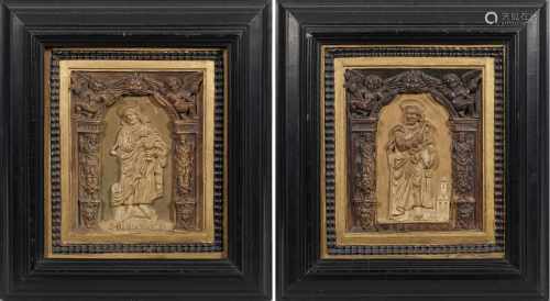 Paar Relieffliesen im Renaissance-StilKeramik, teilw. engobiert bzw. goldbronziert (vergoldet).