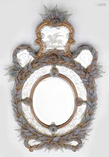 Venezianischer WandspiegelSpiegelglas und opalisierendes Glas auf Holzkorpus. Hochovale, profilierte