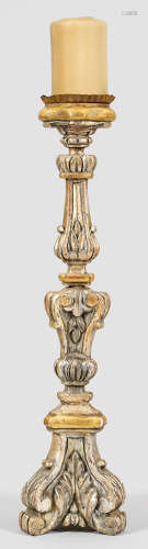 Louis XVI-Altarleuchter1-flg.; Holz, geschnitzt, gefasst und versilbert bzw. vergoldet. Mehrfach