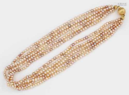 Biwa-PerlencollierGelbgold, gest. 750. Fünfreihige Kette aus diversen kleinen creme-, lachs- und