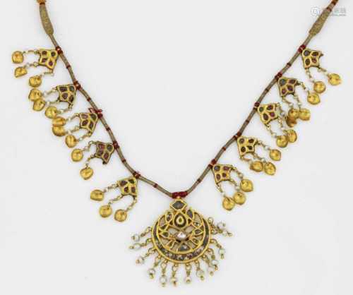 Indisches Schmuckstein-Collier21,6 ct. Gelbgold. 19. Jh.; Kordelartiges Halsband aus Goldlamé-Fäden,
