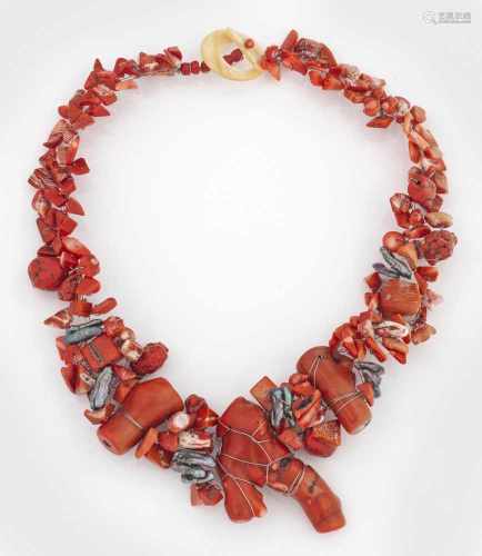 Korallen-CollierVerlaufendes Collier aus diversen roten Korallenstücken bzw. Ästen und grauen