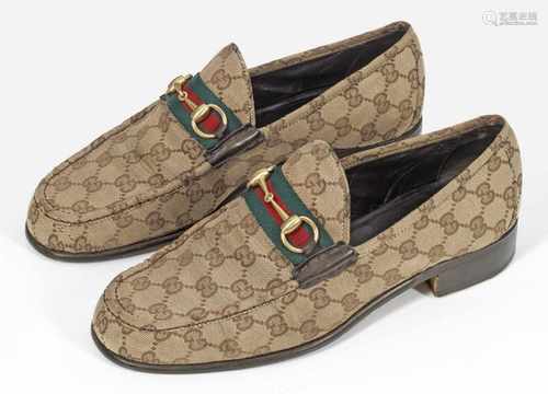 Paar Loafer von GUCCIBeigefarbener Canvas mit sog. Horsebit-Spange. Herstellerzeichen.