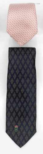 Zwei Krawatten von Louis Vuitton und ChanelSeide. Unterschiedliche Rapportmuster auf roséfarbenem