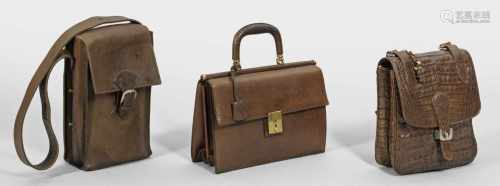Drei Vintage-TaschenBraunes Leder. Rechteckiger Korpus mit umgeschlagenen Deckel, zentralem