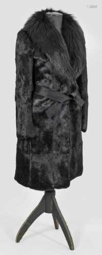Damen-Pelzmantel von DOLCE & GABBANAKnielanger, gerade geschnittener Mantel aus schwarzem,