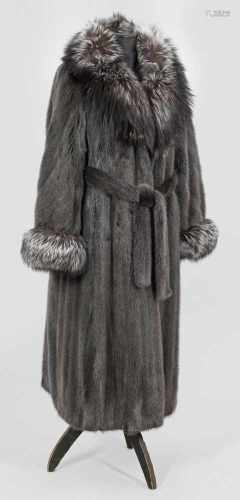 Langer Damen-NerzmantelKnöchellanger, ausgestellt geschnittener Mantel aus grauem, ausgelassen