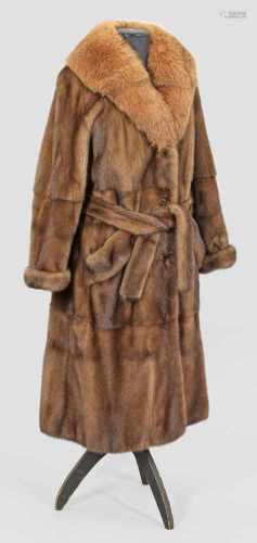 Langer Damen-NerzmantelWadenlanger, ausgestellt geschnittener Mantel aus hellbraunem, ganzfellig