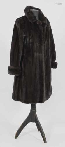 Damen-NerzmantelKnielanger, ausgestellt geschnittener Mantel aus dunkelbraunem, ausgelassen