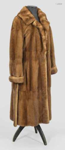 Langer Damen-NerzmantelWadenlanger, ausgestellt geschnittener Mantel aus goldbraunem, ganzfellig