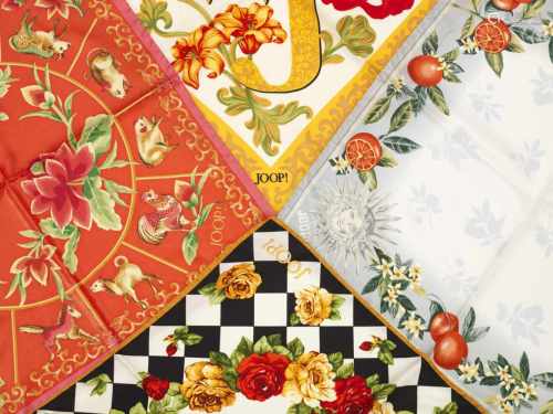 Vier Seidentücher von JOOP!Quadratisches Tuch mit polychromem Dekor aus Päonien, Rosen, Früchten und