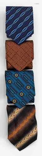 Vier Krawatten von JOOP!Seide. Unterschiedliche grafische Muster in Blau-, Braun- und Goldtönen.