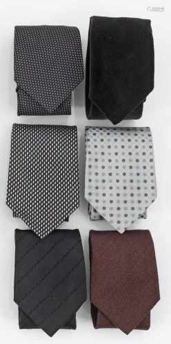 Sechs Krawatten von Jil SanderSeide, Seidenmischgewebe und Samt. Unifarben bzw. Rapportmusterung
