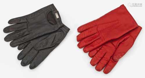 Zwei Paar HandschuheMohnrotes und schwarzbraunes Leder. Herstellerzeichen. Getragen. Provenienz: