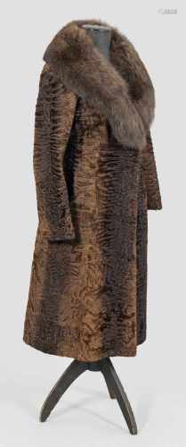 Vintage Damen-PelzmantelWadenlanger, tailliert geschnittener Mantel aus braunem, changierendem