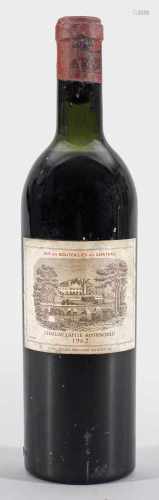 Eine Flasche Château Lafite-RothschildBordeaux-Rotwein aus dem Jahr 1962. Füllniveau High