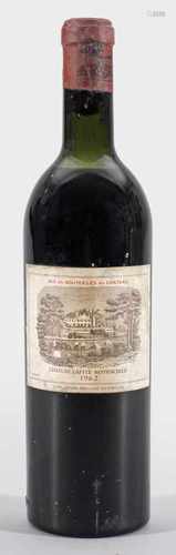 Eine Flasche Château Lafite-RothschildBordeaux-Rotwein aus dem Jahr 1962. Füllniveau High