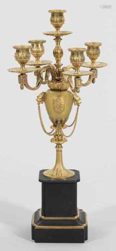 Girandole im Louis XVI-StilBronze, vergoldet sowie schwarzer Gussstein. Vasenförmiger Schaft mit