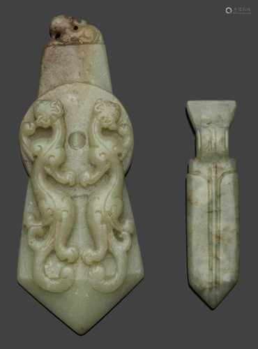 Zwei Ge-Anhänger im archaischen StilHelle seladongrüne, gewölkte Nephrite-Jade mit