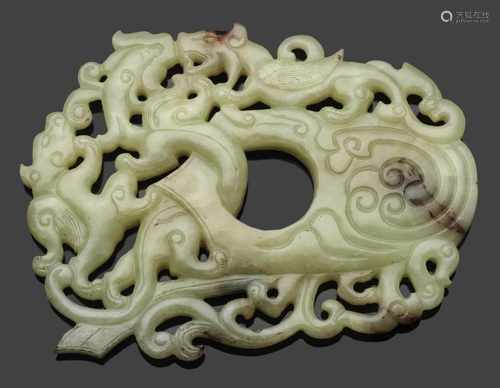 Große Jadeschnitzerei im archaischen StilSeladongrüne Nephrit-Jade mit wenigen rostbraunen und