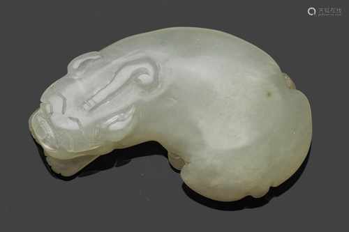 HandschmeichlerWeißlich-seladongrüne Nephrit-Jade. Vollplastische, geschnitzte Darstellung eines