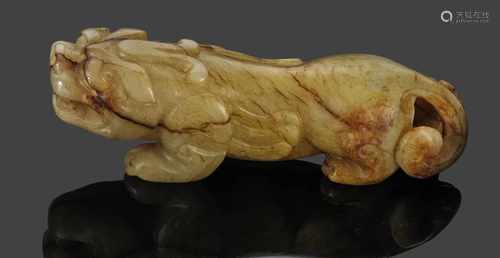 LuduanWeißlich-gelbe, rostrot geäderte, opake Nephrit-Jade. Vollplastisch geschnitzt. L. 10 cm.