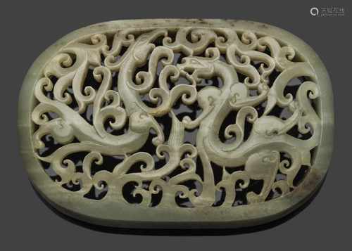 Ovales Ornament für ein Ruyi-ZepterSeladongrüne, teilw. schwarzbraun gesprenkelte Nephrit-Jade.