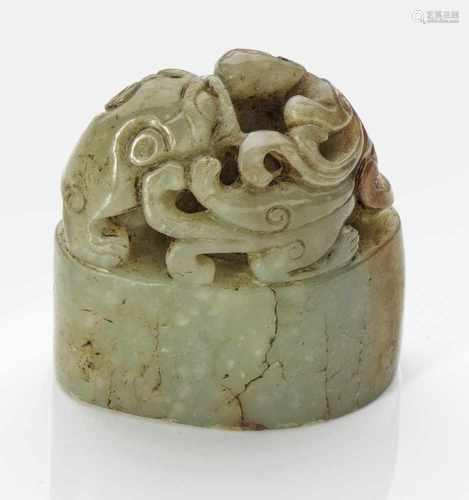 SiegelSeladongrüne Nephrit-Jade mit rostroten Einschlüssen. Hoher, ovaler Sockel mit