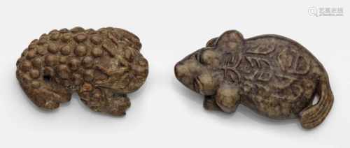 Zwei Jadetiere im archaischen StilSeladongrüne, geäderte und rostrote Jade. Vollplastisch geschnitzt