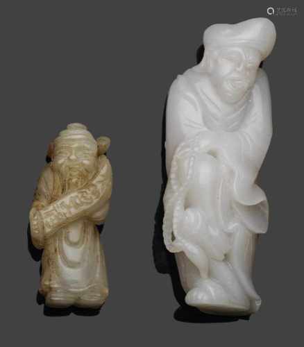 Zwei JadefigurenBeige-weiße, rostrot geäderte Jade und Hammelfettjade. Vollplastische, geschnitzte