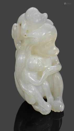 Affenmutter mit zwei JungenWeiße, gewölkte Hammelfettjade. Vollplastische, geschnitzte Darstellung