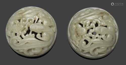 Paar JadeschnitzereienHelle seladongrüne Nephrit-Jade. Runde, gewölbte Form. Feine, geschnitzte